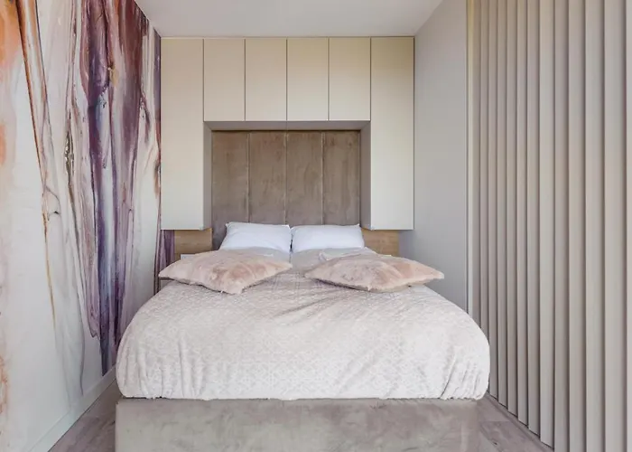 Modern Tower, Sun & Snow * غدينيا