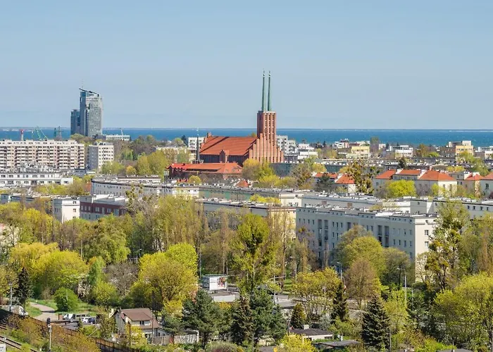 Modern Tower, Sun & Snow غدينيا