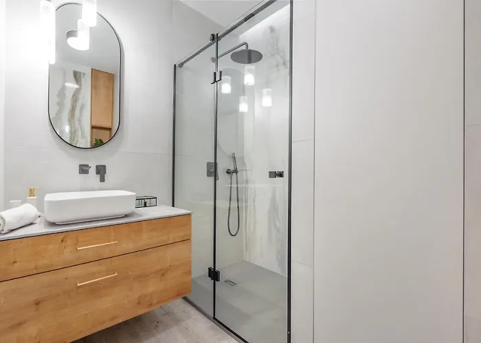 Modern Tower, Sun & Snow غدينيا